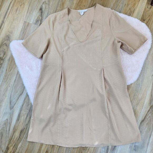 🍑BCBGMaxazria Tan Short Sleeve Vneck Dress Medium - Picture 2 of 7